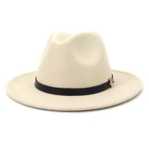 Gros plan sur l'élégant chapeau fedora beige avec bande noire et logo M doré chic.