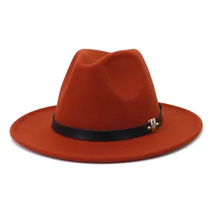 Chapeau fedora orange en laine pour femme avec bande en cuir noir et boucle M doree.