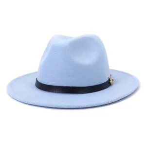 Détail chapeau feutre bleu clair, matière laine élégante, bande noire avec boucle dorée.