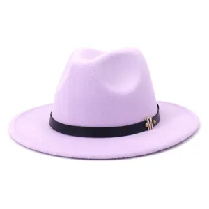 Chapeau fedora en laine violette pour femme avec ceinture noire et décor lettre M.