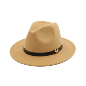 Chapeau fedora en laine beige pour femme avec ceinture en cuir noir et logo M métal.