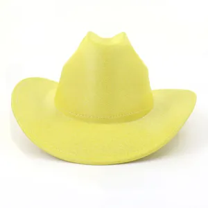 Vue rapprochée et détaillée du chapeau de cowboy western pailleté jaune vif avec surpiqûres.