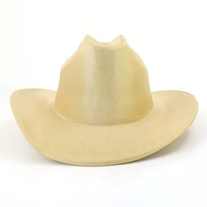 Gros plan détaillé du chapeau de cowboy doré brillant montrant sa texture et ses coutures.