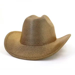 Vue détaillée du chapeau de cowboy, tissu bronze texturé et conception à large bord.