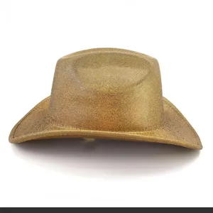 Vue détaillée d'un chapeau cowboy occidental doré scintillant avec une texture fine et large bord.