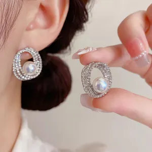Εξαιρετική λεπτομέρεια γαλλικά πολυτελή σκουλαρίκια ζιργκόν μαργαριτάρι, λαμπερός κύκλος διαμαντιών.
