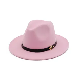 Gros plan sur le chapeau feutre rose avec bande cuir noir et accessoire en metal lettre M.