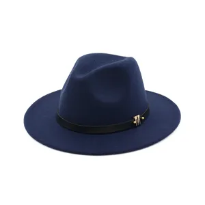 Vue détaillée du chapeau fedora en laine bleu foncé avec lanière en cuir noir et logo M en métal.