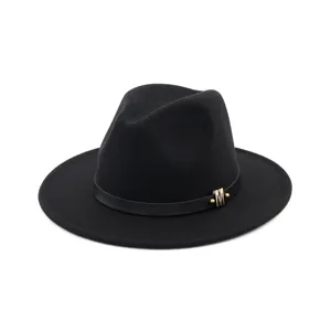 Détail chapeau fedora en laine noire, chapeau jazz élégant bord plat avec logo M métal.