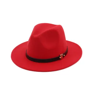 Vue détaillée du chapeau fedora rouge, avec bande en cuir noir et décor en métal M.