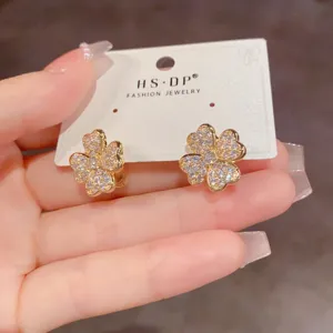 Pendientes de tuerca de trébol de cuatro hojas de circón dorado, joyería elegante.