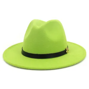 Détail de chapeau fedora en laine vert néon, bande en cuir noir avec accent en métal M.