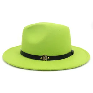 Chapeau fedora en feutre de laine verte pour femmes avec bande en cuir noir et logo M en métal.
