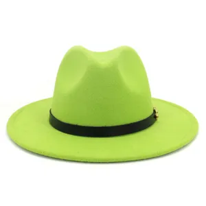 Chapeau fedora en feutre de laine vert vif avec bande en cuir noir et detail metal.