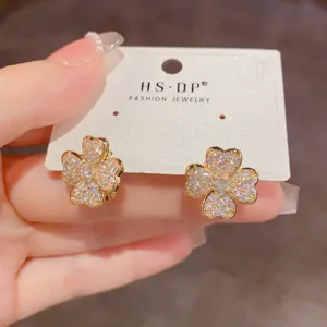 Pendientes de tuerca de circonita de trébol chapados en oro elegantes, joyería de moda.