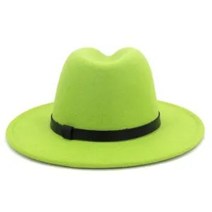 Gros plan détaillé du chapeau fedora vert vif doté d'une élégante ceinture en cuir noir.