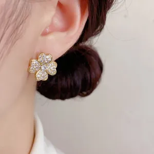 Pendientes de trébol de cuatro hojas chapados en oro con brillantes zirconias detalle.