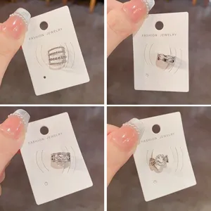 Silberne Ohrklemmen Set mit mehrschichtigen, gewellten, geometrischen und Smiley Designs für Ohren.