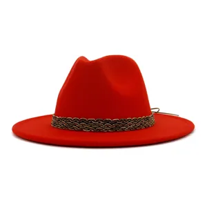Nahaufnahme des roten Woll-Fedora-Hutes mit feiner gewebter dekorativer Bandstruktur.