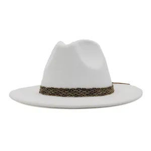 Detailansicht des weißen Woll-Fedora-Hutes für Damen mit einem schicken geflochtenen Band.