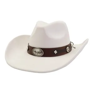 Vista detallada del sombrero de vaquero blanco con banda de cuero marrón y hebilla.