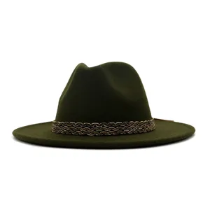 Nahaufnahme des dunkelgrünen Wollfedora-Hutes mit elegantem Webband und breiter Krempe.