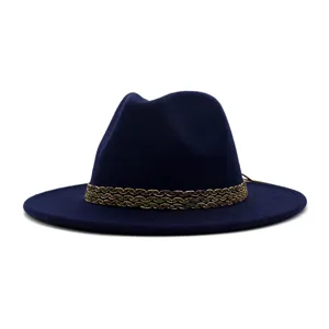 Nahaufnahme des dunkelblauen Woll-Fedora-Hutes mit einem metallisch gold gewebten Hutband.