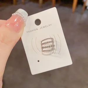 Detailaufnahme der mehrschichtigen Perlen-Ohrmanschette, minimalistisches Silberdesign.