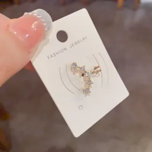 Kristall Strass Ohrklemme Detailaufnahme, atemberaubendes minimalistisches Design für Ohren.