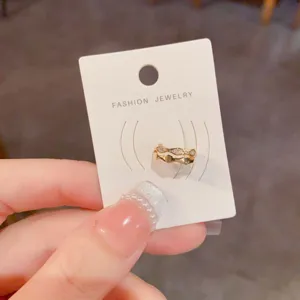Detailansicht der Ohrmanschette mit wellenförmigem Design und funkelnden Zirkoniasteinen.