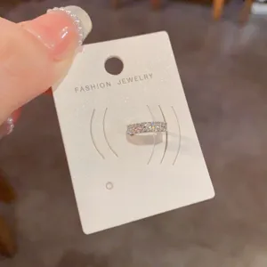 Glänzende Ohrklemme mit Zirkonia-Besetzung, elegantes Design ohne Ohrlöcher für Damen.