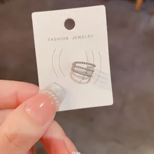 Silberner mehrsträngiger Perlen-Ohrclip ohne Ohrloch minimalistischer Ohrschmuck Detail