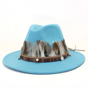Vista detallada del sombrero de fieltro azul con cinta de plumas étnicas y dijes metálicos.
