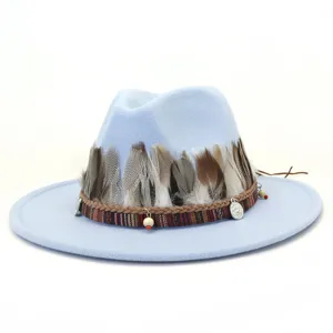 Vista detallada del sombrero fedora de lana azul claro con plumas boho y cinta tejida.