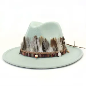 Sombrero fedora de fieltro verde menta con plumas bohemias y banda tejida para mujeres