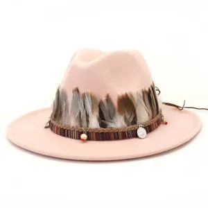Vista detallada del elegante sombrero fedora de lana rosa con plumas y banda étnica.