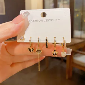 Franse retro vlinder parel oorbellen set, elegante gouden huggie creolen sieraden voor vrouwen.