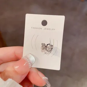 Minimalistische Metall Ohrmanschette mit einzigartigem Design, stilvoller Ohrclip ohne Piercing.