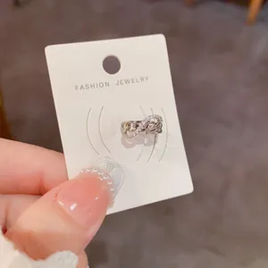 Minimalistische Ohrklemme mit funkelnden Zirkoniasteinen, stilvoller Ohrschmuck für Damen.