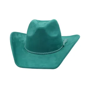 Detalle de sombrero de vaquero de ante turquesa con cinta trenzada y borla decorativa.
