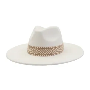 Klassieke brede faux-suede fedora hoed met een stijlvolle geweven geometrische banddetail.