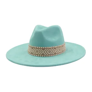 Turquoise suède fedora hoed detail, brede rand en vintage geometrisch geweven band stijl.