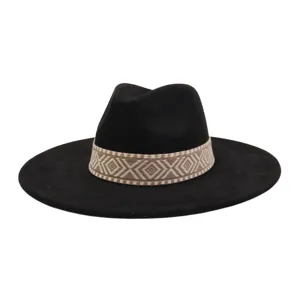 Details van de zwarte suède fedora hoed met een stijlvolle beige geweven geometrische band.