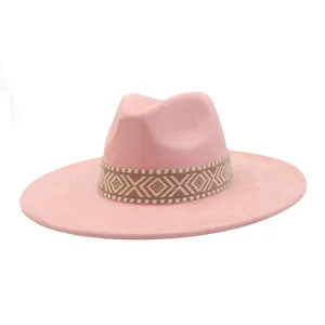 Roze fedora hoed met brede rand detail, elegante suèdetextuur met geometrische band.