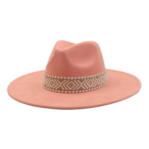 Roze suède fedora hoed detail, met geweven geometrische band en brede rand ontwerp.