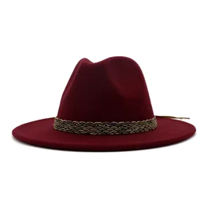 Weinroter Woll-Fedora-Hut Detail, stilvolles metallisch gewebtes Band, breite Krempe.