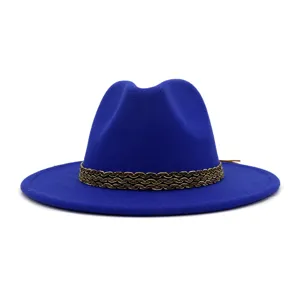 Detailaufnahme eines stilvollen blauen Filzhutes mit Zierband und feiner Struktur, nah.