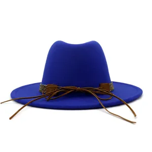 Blaue Woll-Fedora-Hut Detailansicht mit brauner Lederschleife und gewebtem Dekorationselement.