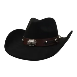 Sombrero de vaquero de ante negro con banda de cuero marron y hebilla de metal elegante.
