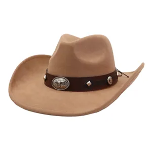 Primer plano del sombrero de vaquero occidental con hebilla de toro metálica y textura de ante.